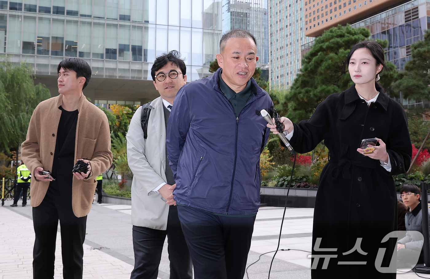 (서울=뉴스1) 김성진 기자 = '정치 브로커' 명태균 씨가 8일 서울 종로구 KT광화문빌딩에 마련된 김건희 특검(특별검사 민중기) 사무실에 오세훈 서울시장과의 대질 조사를 위해 …