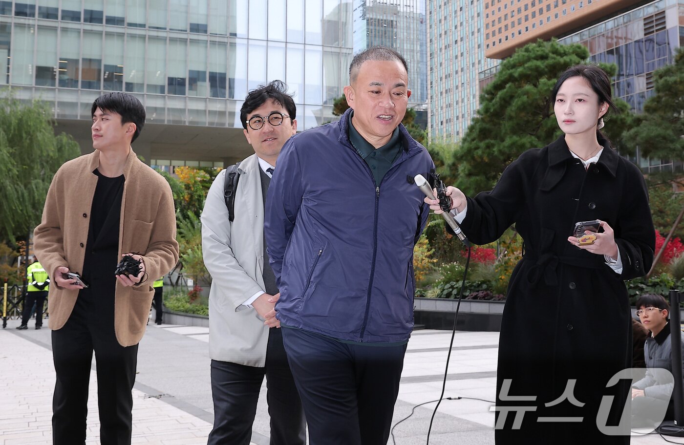 본문 이미지 - '정치 브로커' 명태균 씨가 8일 서울 종로구 KT광화문빌딩에 마련된 김건희 특검(특별검사 민중기) 사무실에 오세훈 서울시장과의 대질 조사를 위해 참고인 신분으로 출석하고 있다. 2025.11.8/뉴스1 ⓒ News1 김성진 기자