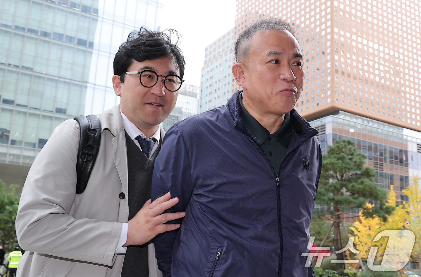 (서울=뉴스1) 김성진 기자 = '정치 브로커' 명태균 씨가 8일 서울 종로구 KT광화문빌딩에 마련된 김건희 특검(특별검사 민중기) 사무실에 오세훈 서울시장과의 대질 조사를 위해 …