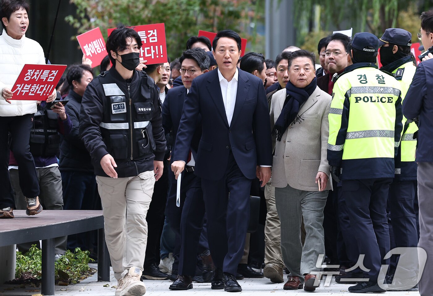 본문 이미지 - 정치자금법 위반 혐의를 받는 오세훈 서울시장이 8일 서울 종로구 KT광화문빌딩에 마련된 김건희 특검(특별검사 민중기) 사무실에 피의자 조사를 받기 위해 출석하고 있다. 2025.11.8/뉴스1 ⓒ News1 김성진 기자
