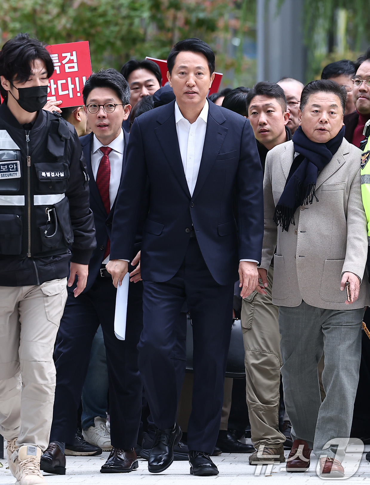 (서울=뉴스1) 김성진 기자 = 정치자금법 위반 혐의를 받는 오세훈 서울시장이 8일 서울 종로구 KT광화문빌딩에 마련된 김건희 특검(특별검사 민중기) 사무실에 피의자 조사를 받기 …