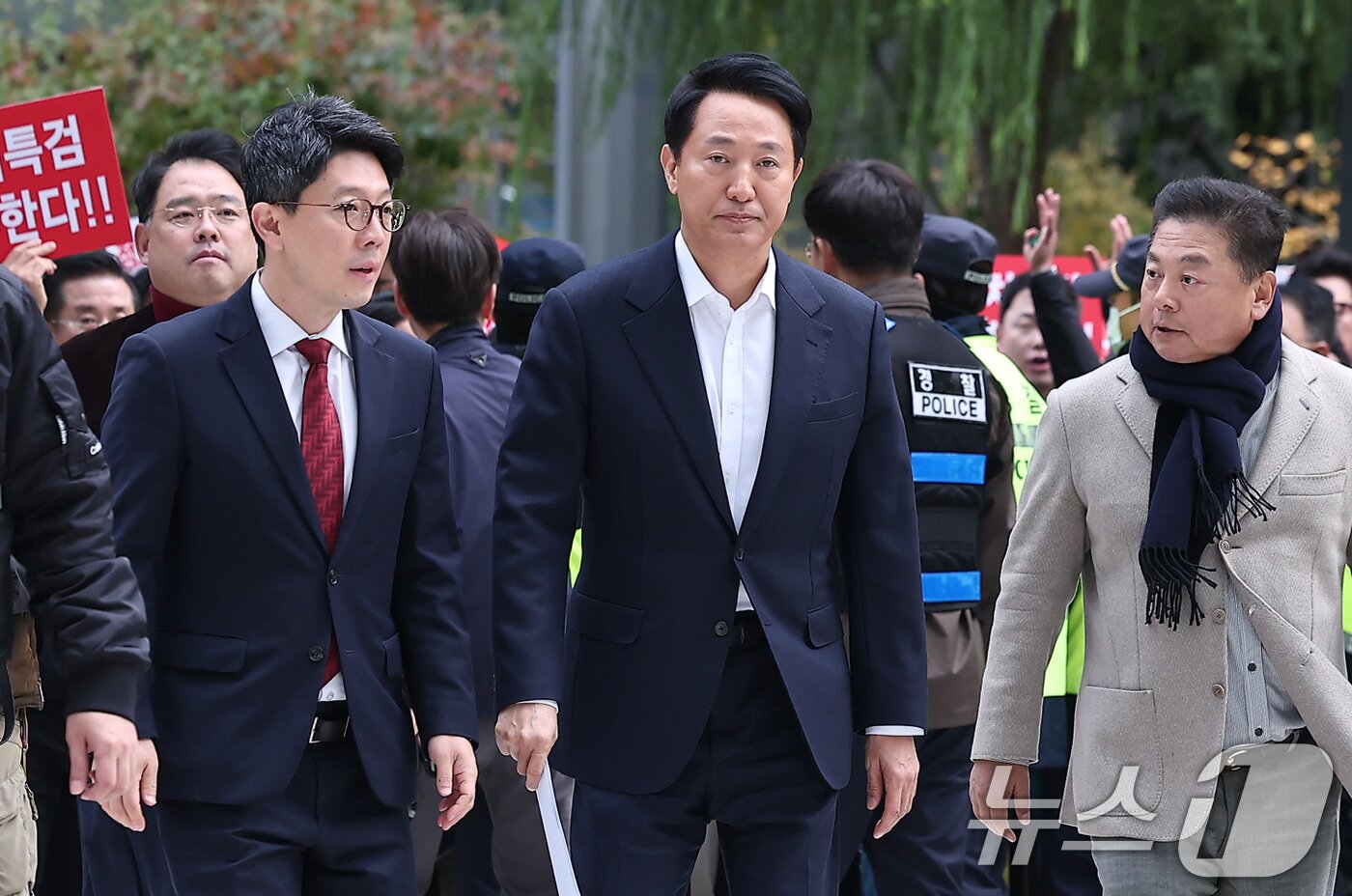 본문 이미지 - 정치자금법 위반 혐의를 받는 오세훈 서울시장이 8일 서울 종로구 KT광화문빌딩에 마련된 김건희 특검(특별검사 민중기) 사무실에 피의자 조사를 받기 위해 출석하고 있다. 2025.11.8/뉴스1 ⓒ News1 김성진 기자