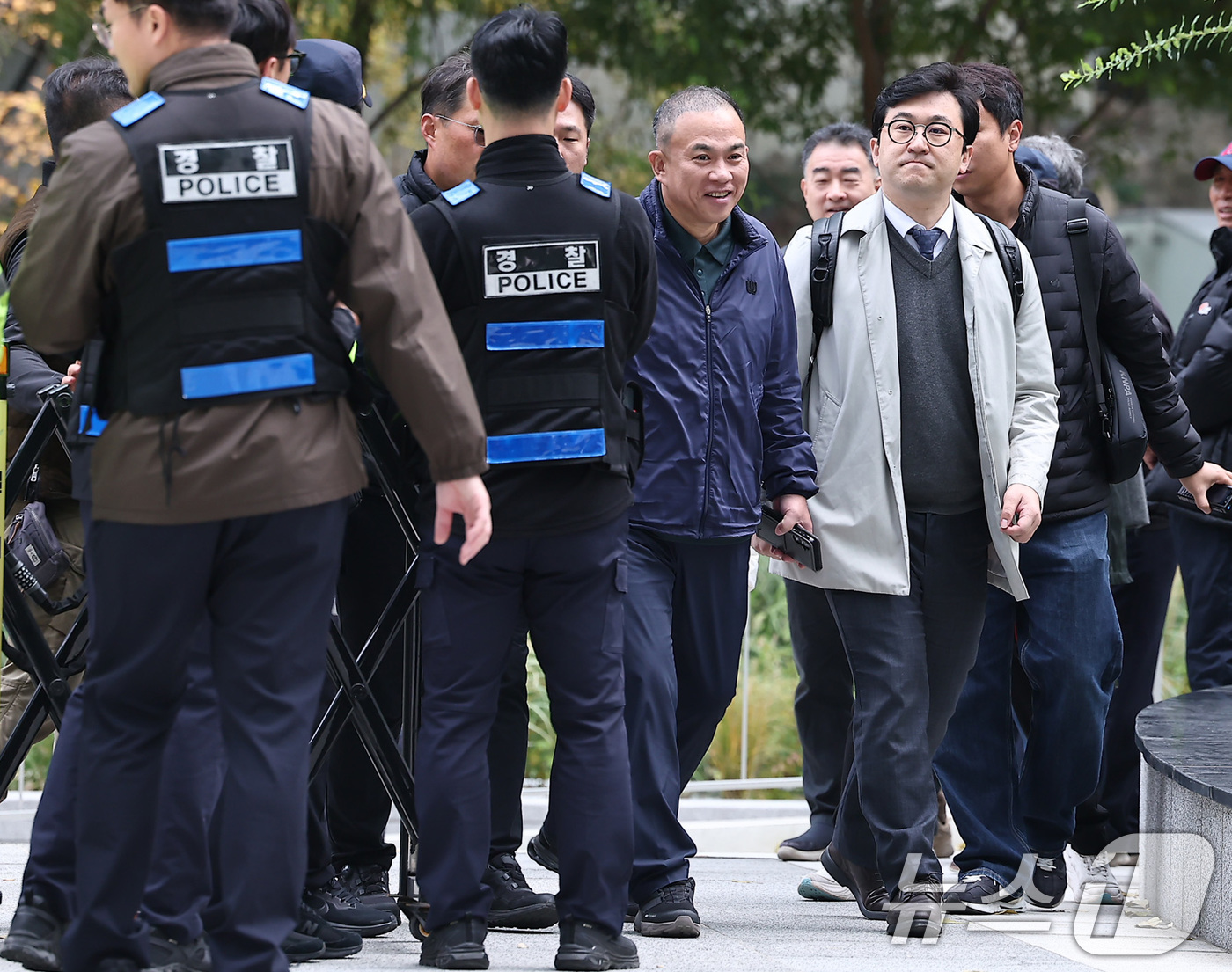 (서울=뉴스1) 김성진 기자 = '정치 브로커' 명태균 씨가 8일 서울 종로구 KT광화문빌딩에 마련된 김건희 특검(특별검사 민중기) 사무실에 오세훈 서울시장과의 대질 조사를 위해 …