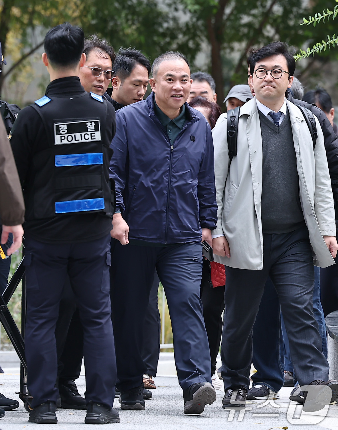 (서울=뉴스1) 김성진 기자 = '정치 브로커' 명태균 씨가 8일 서울 종로구 KT광화문빌딩에 마련된 김건희 특검(특별검사 민중기) 사무실에 오세훈 서울시장과의 대질 조사를 위해 …