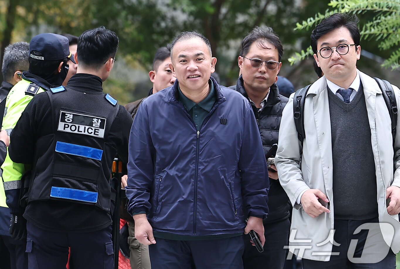 본문 이미지 - &#39;정치 브로커&#39; 명태균 씨가 8일 서울 종로구 KT광화문빌딩에 마련된 김건희 특검&#40;특별검사 민중기&#41; 사무실에 오세훈 서울시장과의 대질 조사를 위해 참고인 신분으로 출석하고 있다. 2025.11.8/뉴스1 ⓒ News1 김성진 기자