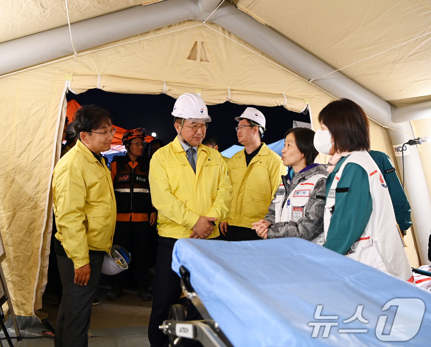 (서울=뉴스1) = 윤호중 행정안전부 장관이 지난 7일 울산 남구 화력발전소 매몰사고 현장을 찾아 구조활동을 지원 중인 의료 지원 인력들을 격려하고 있다. (행정안전부 제공. 재판 …