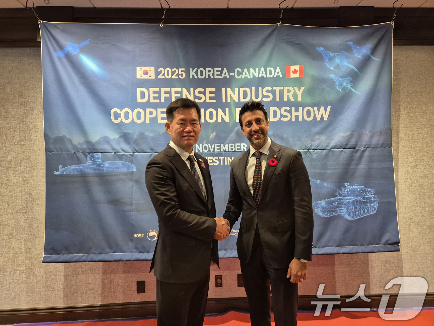 (서울=뉴스1) = 석종건 방위사업청장이 지난 7일 캐나다 오타와에서 매닌더 시두(Maninder Sidhu) 캐나다 국제무역부 장관과 양국의 방산협력 확대 방안을 논의 후 기념촬 …