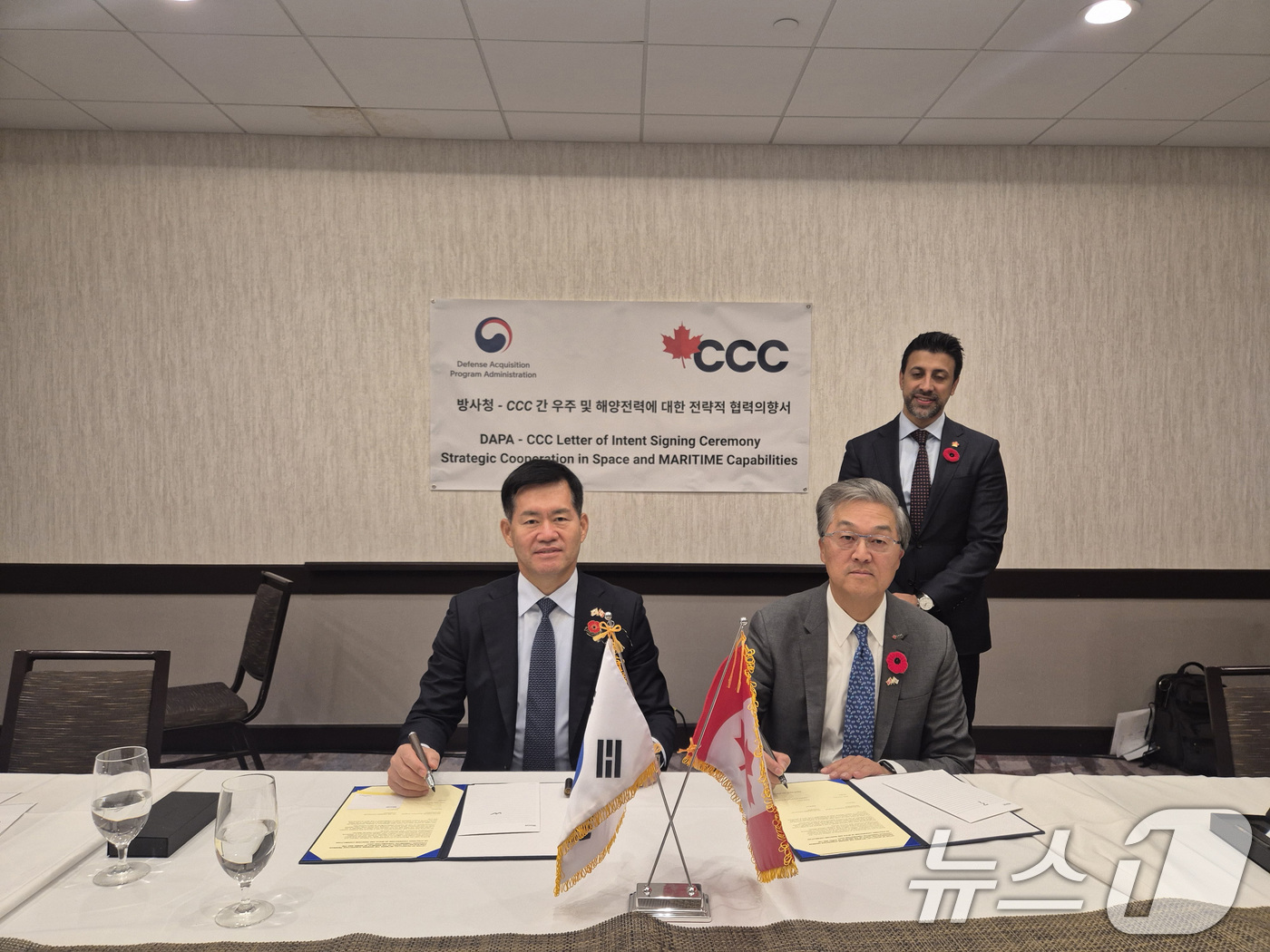 (서울=뉴스1) = 석종건 방위사업청장이 지난 7일 캐나다 오타와에서 로버트 권(Robert Kwon) 캐나다 상업공사 대표와 '국방우주 및 해양 역량 분야에 대한 전략적 협력의향 …