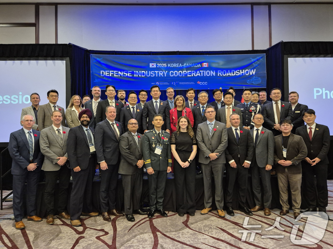 (서울=뉴스1) = 석종건 방위사업청장이 지난 7일 캐나다 오타와에서 열린 '한-캐 방산기업 로드쇼'에서 참석자들과 기념촬영을 하고 있다. (방위사업청 제공. 재판매 및 DB 금지 …