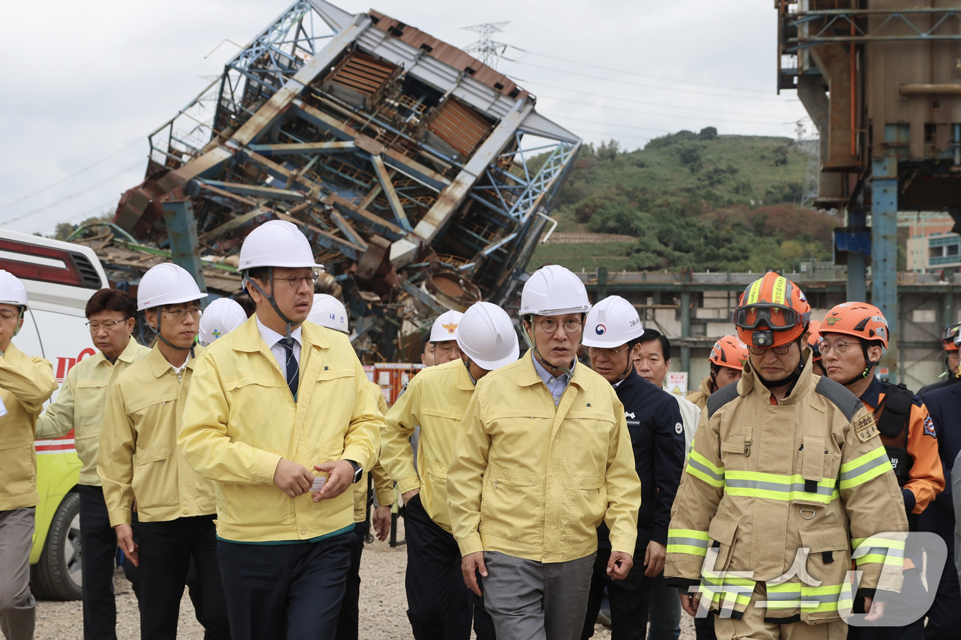 (서울=뉴스1) = 김민석 국무총리가 8일 울산 남구 한국동서발전 울산화력발전소 보일러 타워 붕괴현장을 찾아 둘러보고 있다.(총리실 제공. 재판매 및 DB 금지) 2025.11.8 …