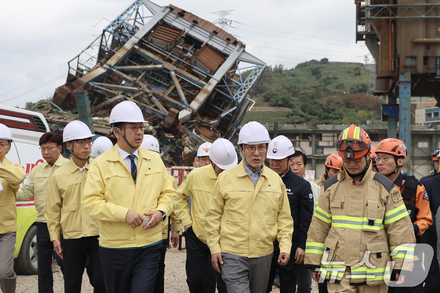 본문 이미지 - 김민석 국무총리가 8일 울산 남구 한국동서발전 울산화력발전소 보일러 타워 붕괴현장을 찾아 둘러보고 있다.(총리실 제공. 재판매 및 DB 금지) 2025.11.8/뉴스1