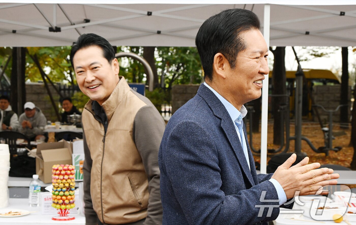 본문 이미지 - 정청래 더불어민주당 대표&#40;오른쪽&#41;와 장동혁 국민의힘 대표가 지난 11월 8일 서울 여의도 국회운동장에서 한국사진기자협회 주최로 열린 &#39;2025 사진기자가족 체육대회&#39;를 방문해 인사하고 있다. 2025.11.8/뉴스1 ⓒ News1 사진공동취재단