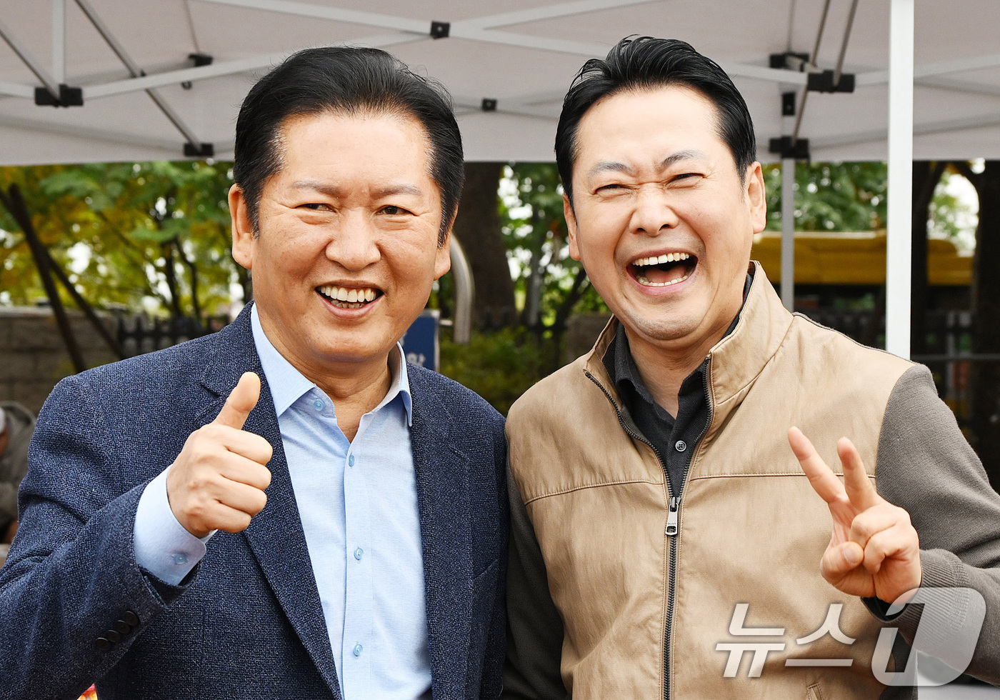 (서울=뉴스1) 사진공동취재단 = 정청래 더불어민주당 대표(왼쪽)와 장동혁 국민의힘 대표가 8일 서울 여의도 국회운동장에서 한국사진기자협회 주최로 열린 '2025 사진기자가족 체육 …