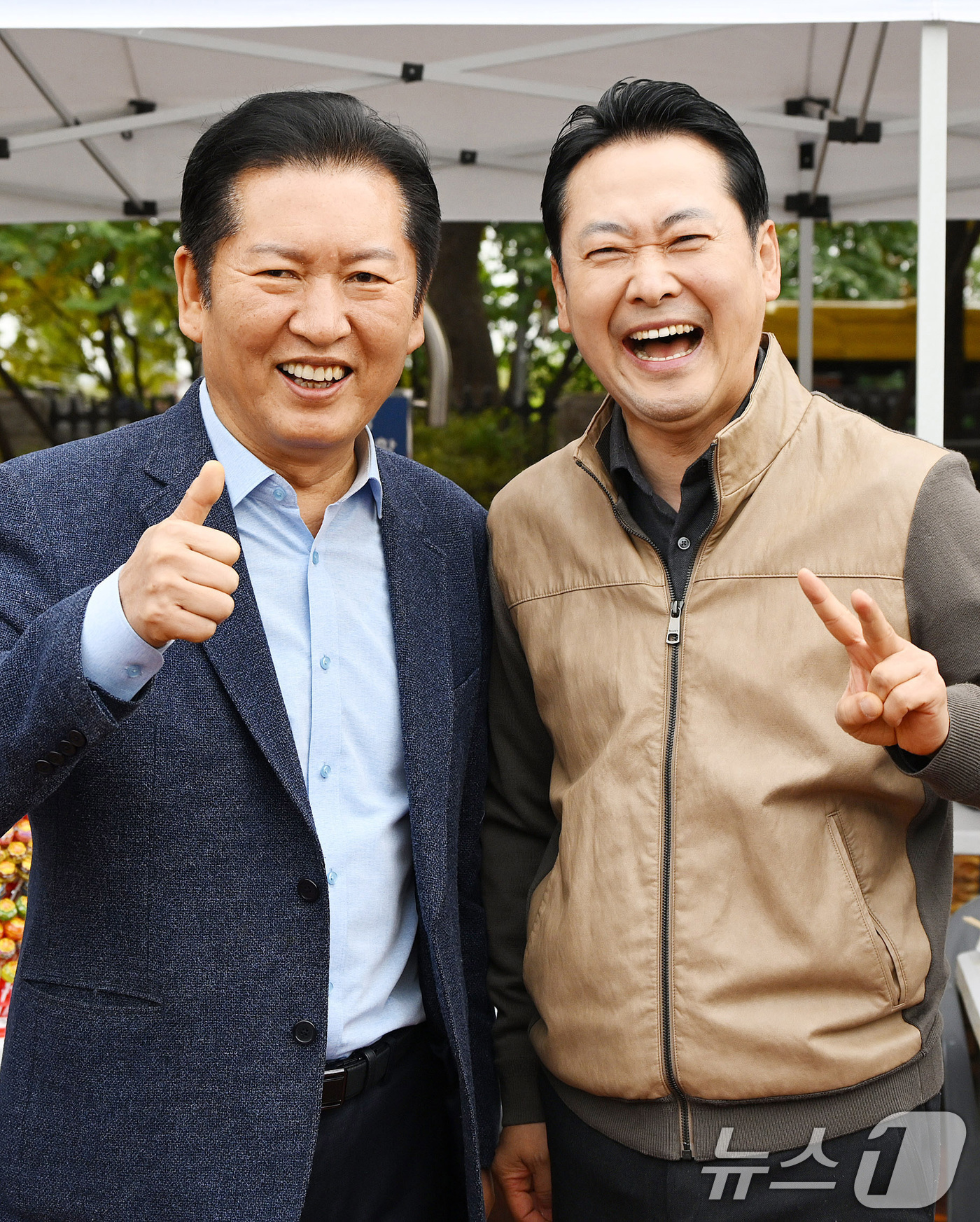 (서울=뉴스1) 사진공동취재단 = 정청래 더불어민주당 대표(왼쪽)와 장동혁 국민의힘 대표가 8일 서울 여의도 국회운동장에서 한국사진기자협회 주최로 열린 '2025 사진기자가족 체육 …