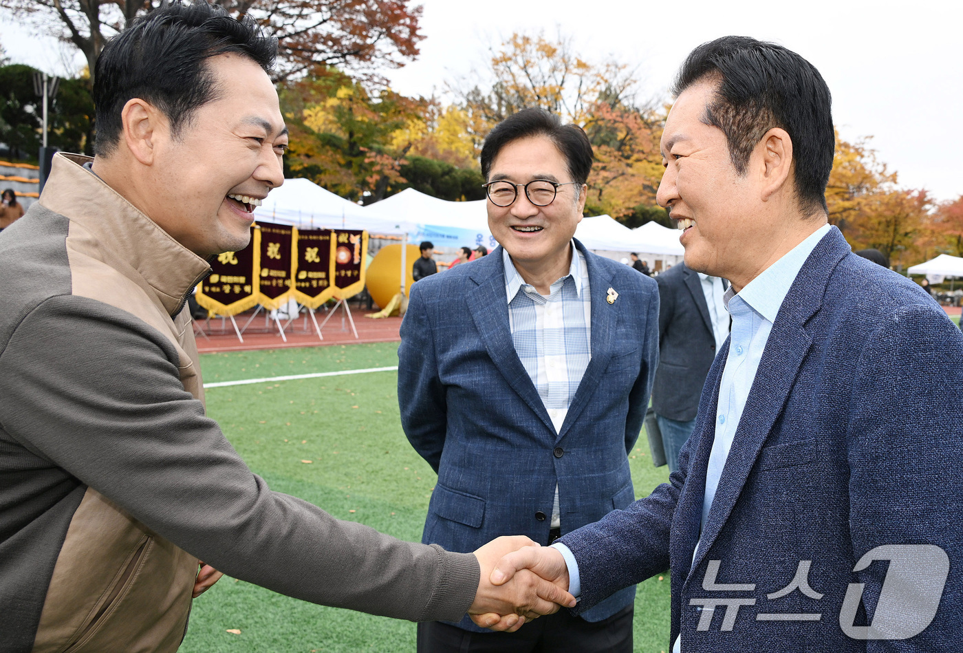 (서울=뉴스1) 사진공동취재단 = 우원식 국회의장과 정청래 더불어민주당 대표, 장동혁 국민의힘 대표가 8일 서울 여의도 국회운동장에서 한국사진기자협회 주최로 열린 '2025 사진기 …