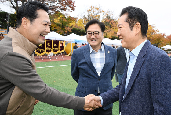 정청래-장동혁, 사진기자 체육대회서 '찰칵'…악수도 나눠(종합)