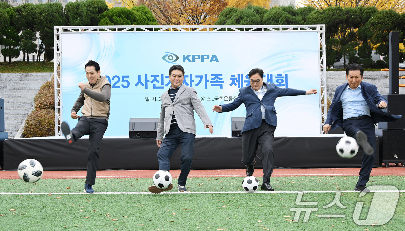 (서울=뉴스1) 사진공동취재단 = 장동혁(왼쪽부터) 국민의힘 대표와 이호재 한국사진기자협회장, 우원식 국회의장, 정청래 더불어민주당 대표가 8일 서울 여의도 국회운동장에서 한국사진 …