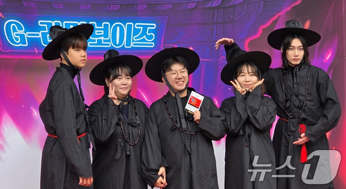 본문 이미지 - 8일 경북 구미역 앞에서 열리고 있는 &#39;2025 구미라면축제&#39; 행사장을 찾은 방문객이 구미영스테이지 앞에 마련된 &#39;케데헌 복장&#39; 포토존에서 포즈를 취하고 있다. 라면축제는 오는 9일까지 구미역 일대에서 열린다. 2025.11.8/뉴스1 ⓒ News1 정우용 기자