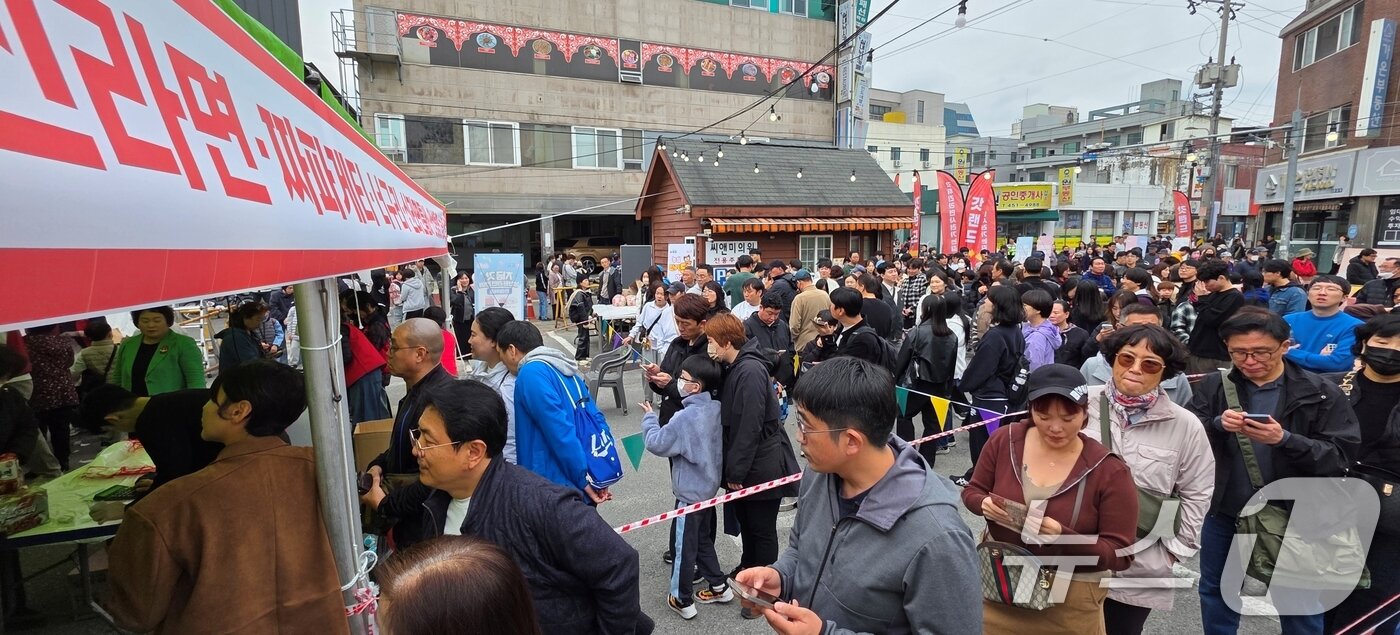 본문 이미지 - 8일 경북 구미에서 열리고 있는 &#39;2025 구미라면축제&#39;를 찾은 방문객들이 농심 &#39;갓 튀긴 라면&#39; 판매 코너에서 긴 줄을 서 있다. 라면축제는 오는 9일까지 구미역 일대에서 계속된다. 2025.11.8/뉴스1 ⓒ News1 정우용 기자
