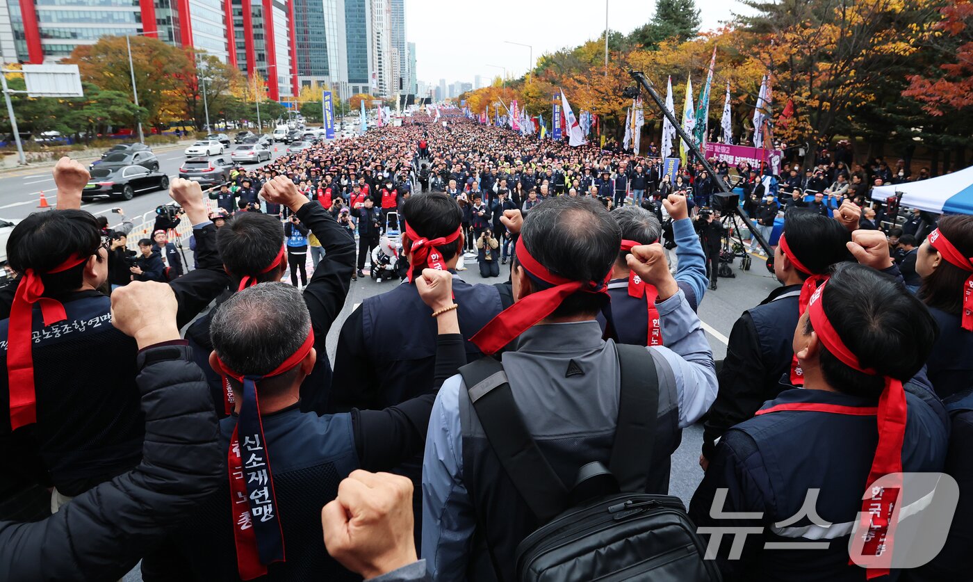 본문 이미지 - 한국노총 지도부와 조합원들이 8일 오후 서울 영등포구 여의대로에서 열린 2025 전국노동자대회에서 정년 만 65세 연장 법제화와 주 4.5일제 시행 등을 촉구하는 구호를 외치고있다. 2025.11.8/뉴스1 ⓒ News1 오대일 기자