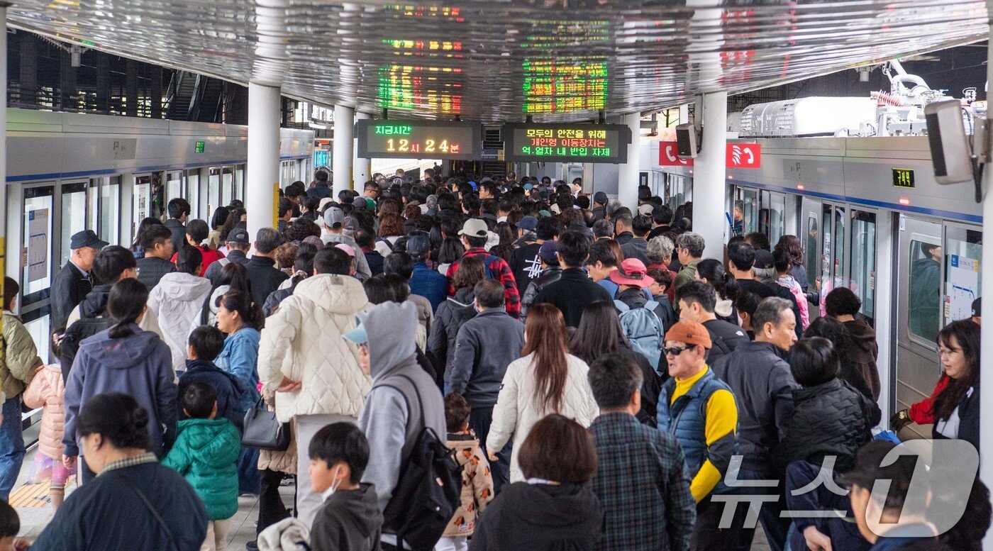 본문 이미지 - &#39;2025 구미라면축제&#39; 이틀째인 8일 구미역에는 축제에 참가하려는 방문객들도 북새통을 이루고 있다. 라면축제는 오는 9일까지 구미역 일대에서 계속된다. &#40;구미시 제공. 재판매 및 DB금지&#41; 2025.11.8/뉴스1 ⓒ News1 정우용 기자