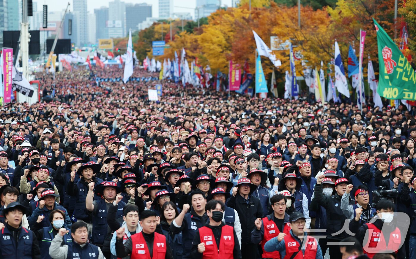 본문 이미지 - 한국노총 조합원들이 8일 오후 서울 영등포구 여의대로에서 열린 2025 전국노동자대회에서 정년 만 65세 연장 법제화와 주 4.5일제 시행 등을 촉구하는 구호를 외치고있다. 2025.11.8/뉴스1 ⓒ News1 오대일 기자
