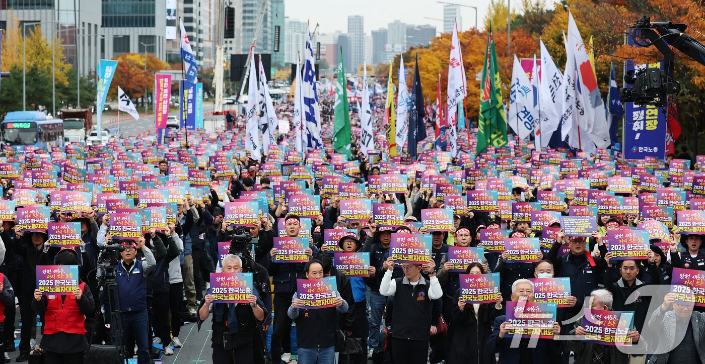 본문 이미지 - 한국노총 조합원들이 8일 오후 서울 영등포구 여의대로에서 열린 2025 전국노동자대회에서 정년 만 65세 연장 법제화와 주 4.5일제 시행 등을 촉구하는 구호를 외치고있다. 2025.11.8/뉴스1 ⓒ News1 오대일 기자