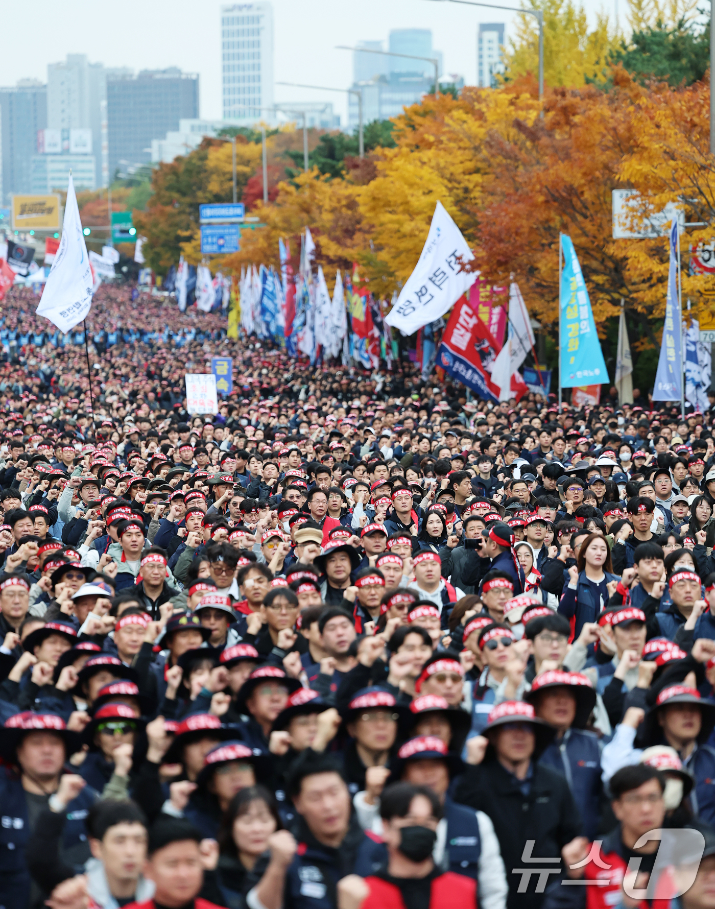 (서울=뉴스1) 오대일 기자 = 한국노총 조합원들이 8일 오후 서울 영등포구 여의대로에서 열린 2025 전국노동자대회에서 정년 만 65세 연장 법제화와 주 4.5일제 시행 등을 촉 …