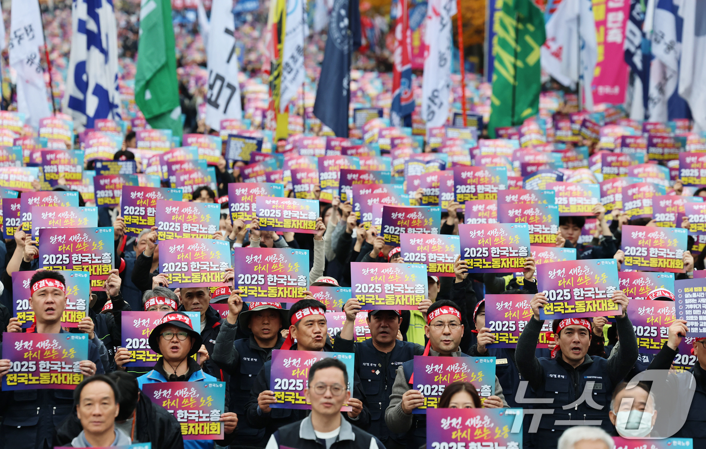 (서울=뉴스1) 오대일 기자 = 한국노총 조합원들이 8일 오후 서울 영등포구 여의대로에서 열린 2025 전국노동자대회에서 정년 만 65세 연장 법제화와 주 4.5일제 시행 등을 촉 …