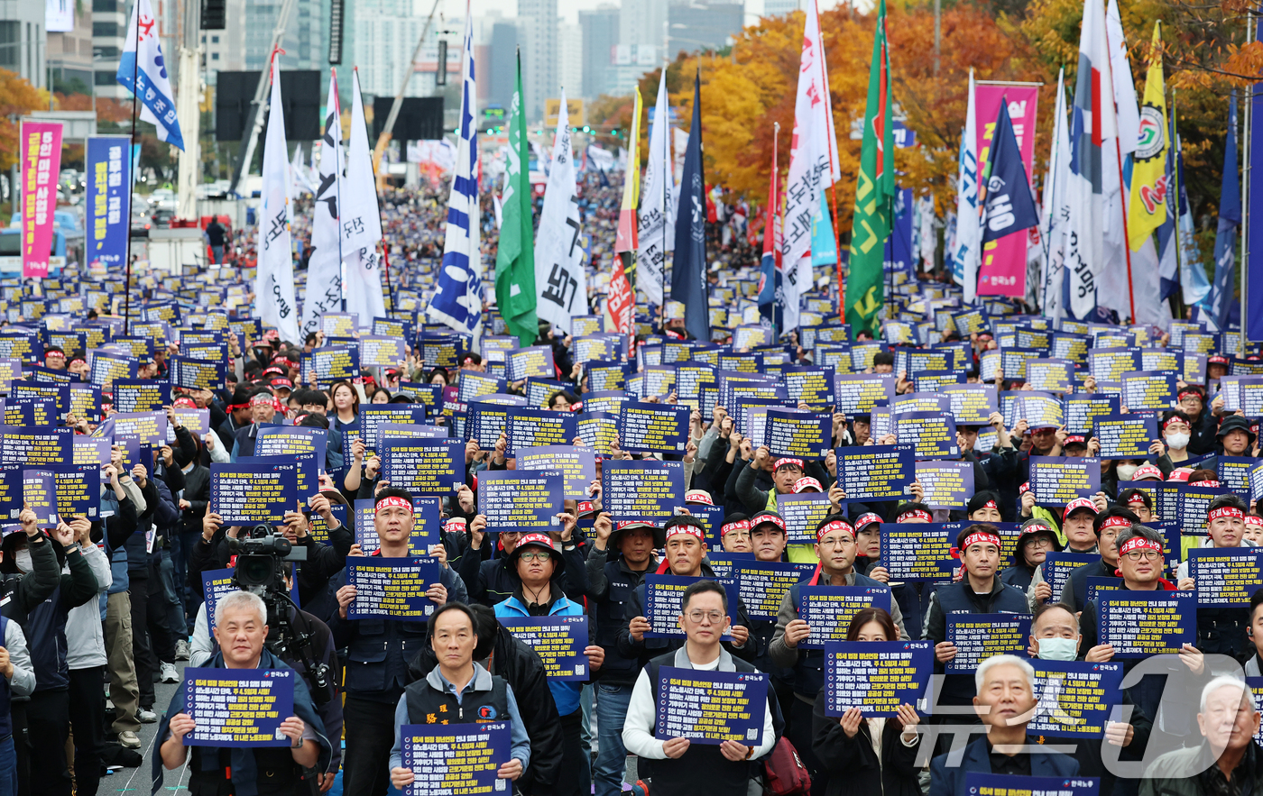 (서울=뉴스1) 오대일 기자 = 한국노총 조합원들이 8일 오후 서울 영등포구 여의대로에서 열린 2025 전국노동자대회에서 정년 만 65세 연장 법제화와 주 4.5일제 시행 등을 촉 …