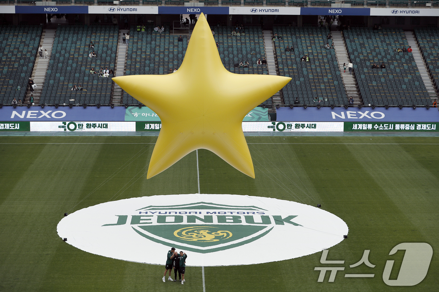 (전주=뉴스1) 박정호 기자 = 하나은행 K리그1 2025 36라운드 전북현대와 대전하나시티즌의 경기가 예정된 8일 오후 전북 전주시 덕진구 기린대로 전주월드컵경기장에 라 데시마 …