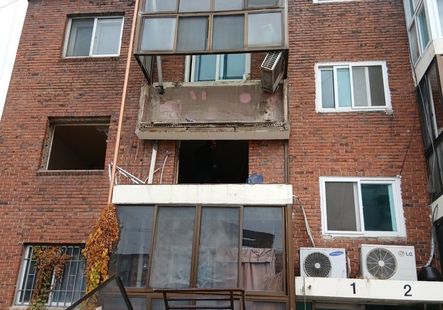 빌라 리모델링 중 발코니 붕괴…낙하물 맞은 50대 숨져