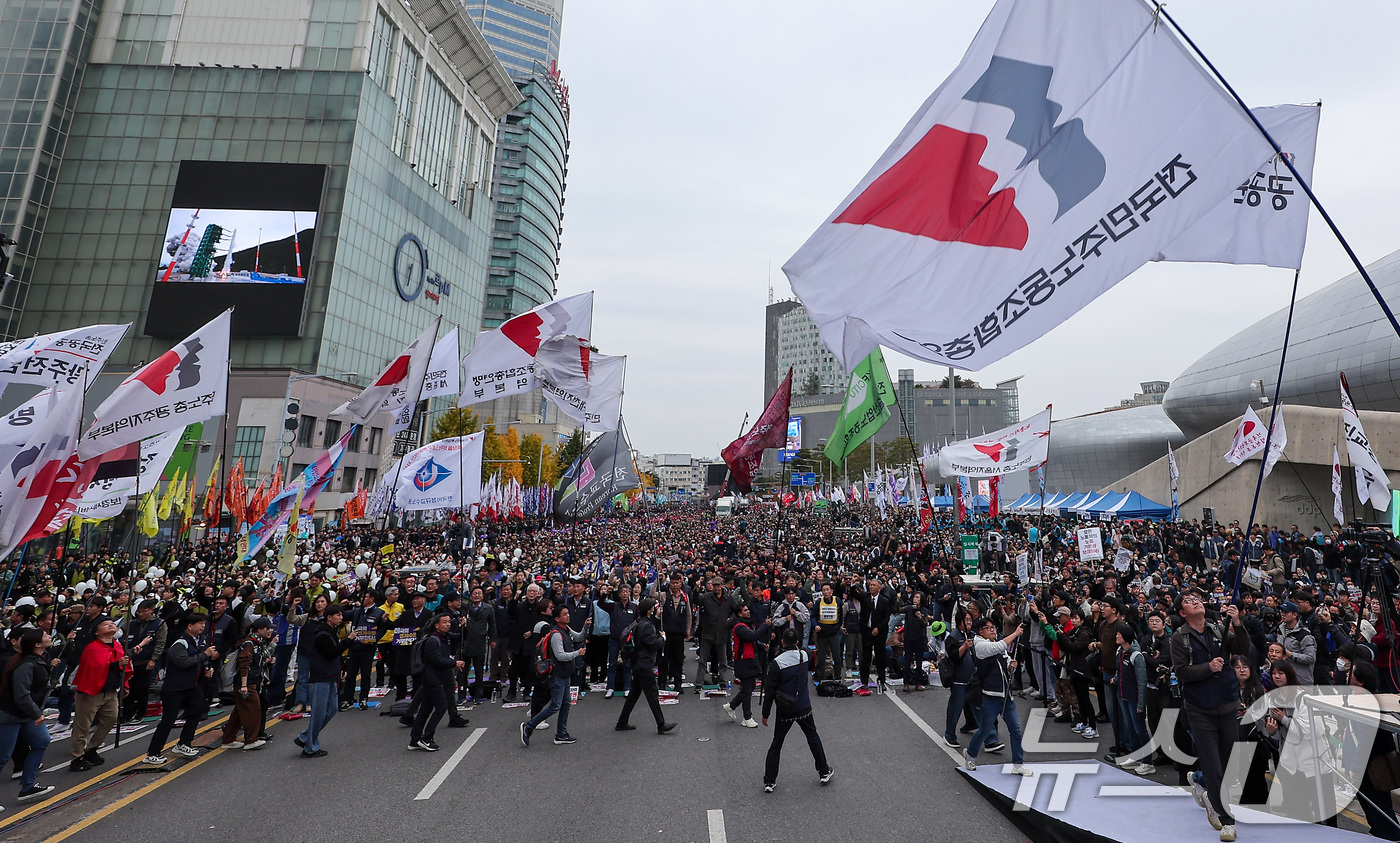 (서울=뉴스1) 김성진 기자 = 8일 서울 중구 동대문디자인플라자(DDP) 인근에서 열린 민주노총 '전태일 열사 정신계승 2025 전국노동자대회'에서 깃발 입장을 하고 있다. 20 …