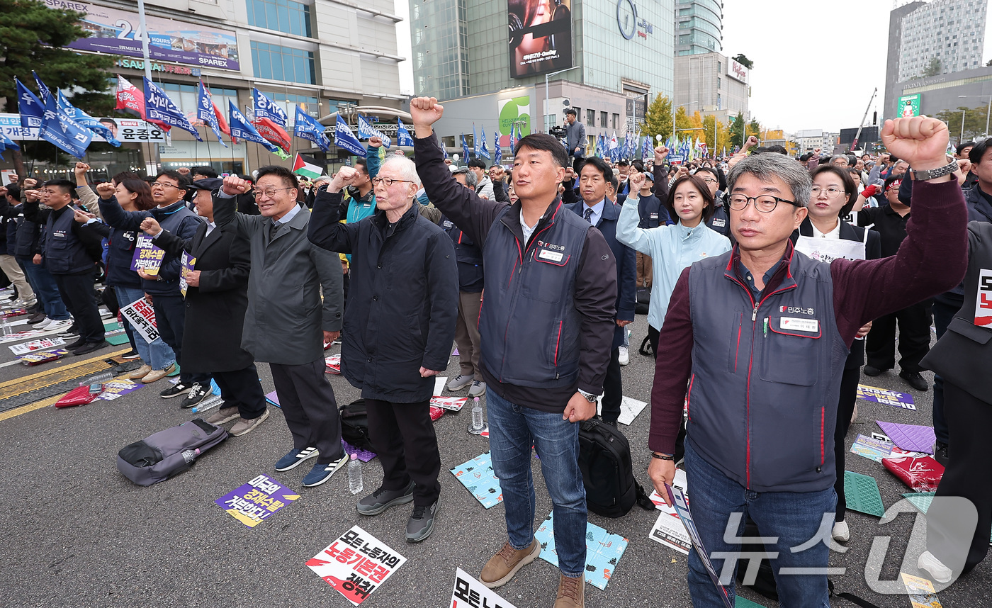 (서울=뉴스1) 김성진 기자 = 전국민주노동조합총연맹 양경수 위원장을 비롯한 조합원들이 8일 서울 중구 동대문디자인플라자(DDP) 인근에서 열린 '전태일 열사 정신계승 2025 전 …