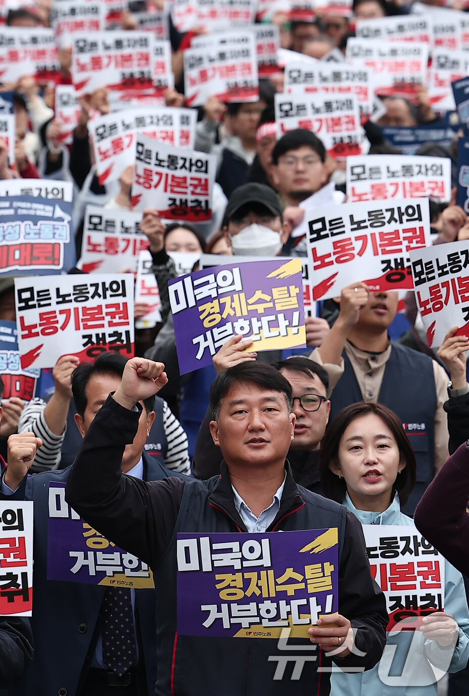 본문 이미지 - 전국민주노동조합총연맹 양경수 위원장을 비롯한 조합원들이 8일 서울 중구 동대문디자인플라자&#40;DDP&#41; 인근에서 열린 &#39;전태일 열사 정신계승 2025 전국노동자대회&#39;에서 구호를 외치고 있다. 2025.11.8/뉴스1 ⓒ News1 김성진 기자