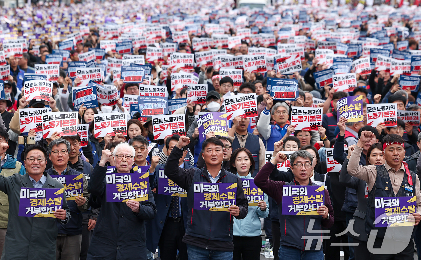 (서울=뉴스1) 김성진 기자 = 전국민주노동조합총연맹 양경수 위원장을 비롯한 조합원들이 8일 서울 중구 동대문디자인플라자(DDP) 인근에서 열린 '전태일 열사 정신계승 2025 전 …