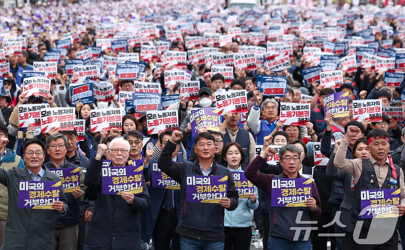 본문 이미지 - 전국민주노동조합총연맹 양경수 위원장을 비롯한 조합원들이 8일 서울 중구 동대문디자인플라자&#40;DDP&#41; 인근에서 열린 &#39;전태일 열사 정신계승 2025 전국노동자대회&#39;에서 구호를 외치고 있다. 2025.11.8/뉴스1 ⓒ News1 김성진 기자