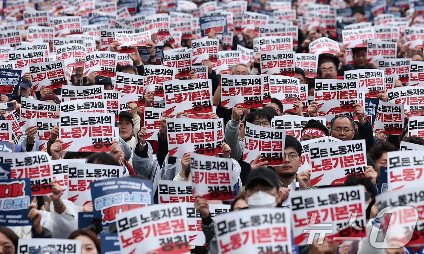 (서울=뉴스1) 김성진 기자 = 전국민주노동조합총연맹 조합원들이 8일 서울 중구 동대문디자인플라자(DDP) 인근에서 열린 '전태일 열사 정신계승 2025 전국노동자대회'에서 구호를 …