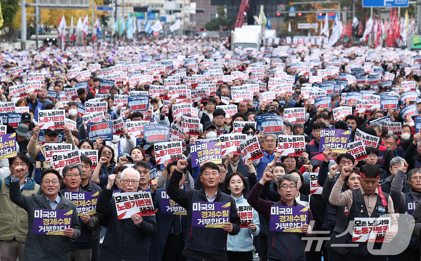 (서울=뉴스1) 김성진 기자 = 전국민주노동조합총연맹 양경수 위원장을 비롯한 조합원들이 8일 서울 중구 동대문디자인플라자(DDP) 인근에서 열린 '전태일 열사 정신계승 2025 전 …