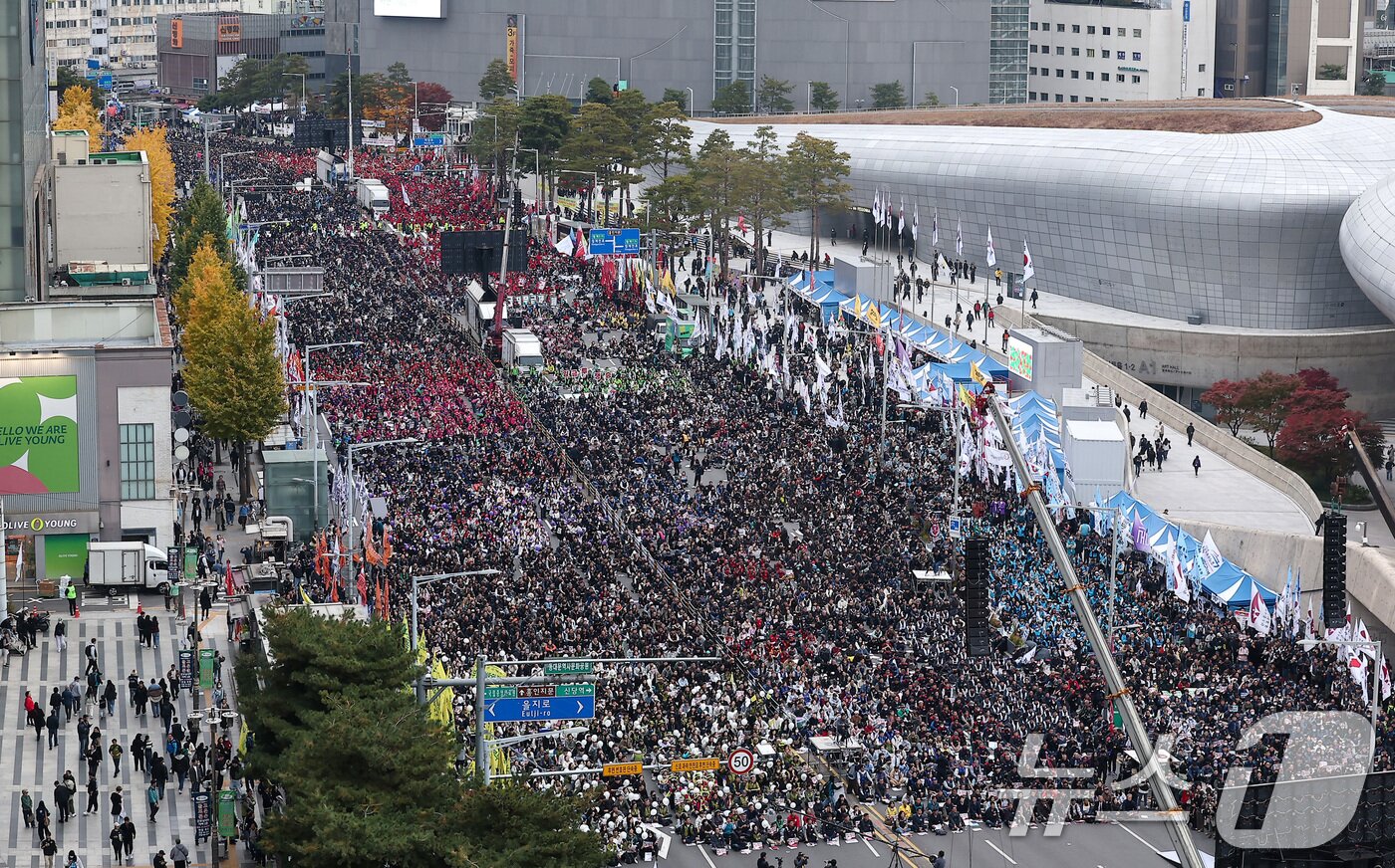 본문 이미지 - 8일 서울 중구 동대문디자인플라자&#40;DDP&#41; 인근에서 민주노총 &#39;전태일 열사 정신계승 2025 전국노동자대회&#39;가 열리고 있다. 2025.11.8/뉴스1 ⓒ News1 김성진 기자