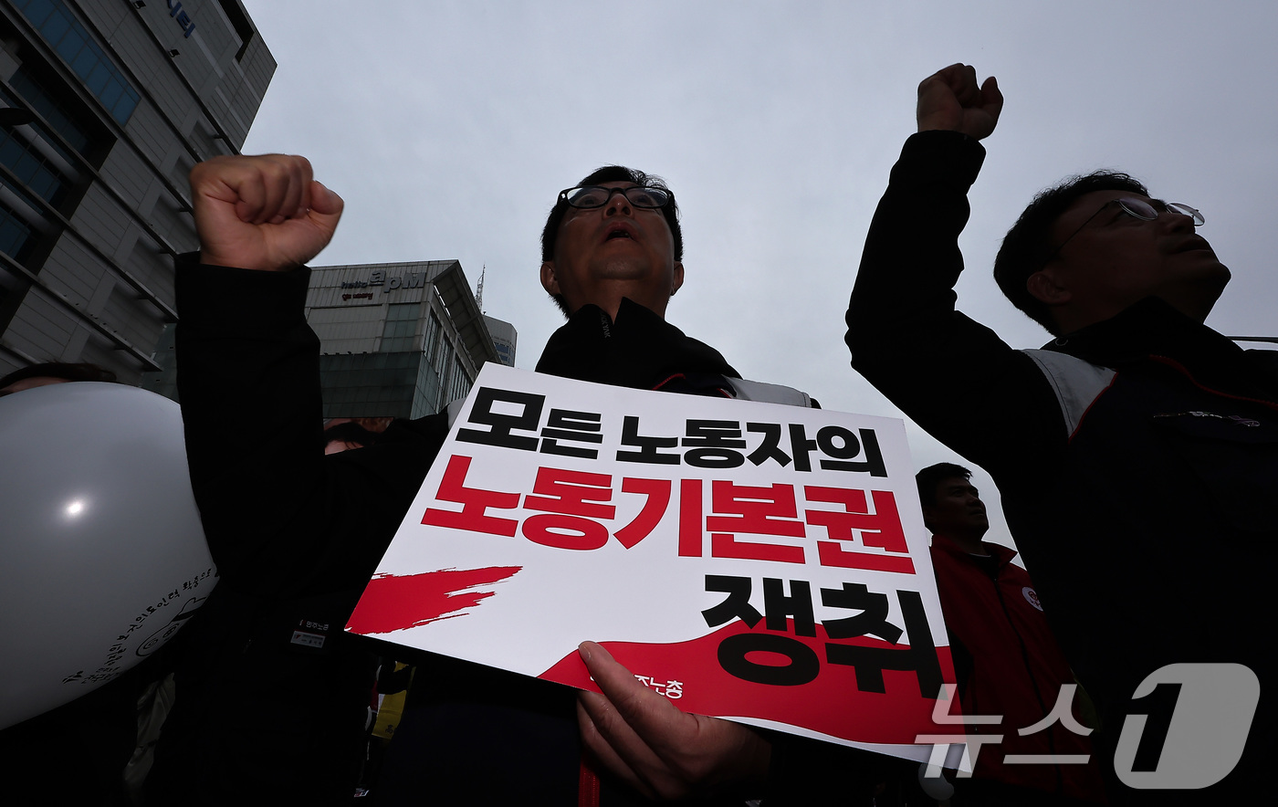 (서울=뉴스1) 김성진 기자 = 8일 서울 중구 동대문디자인플라자(DDP) 인근에서 열린 민주노총 '전태일 열사 정신계승 2025 전국노동자대회'에서 한 참가자가 구호를 외치고 있 …