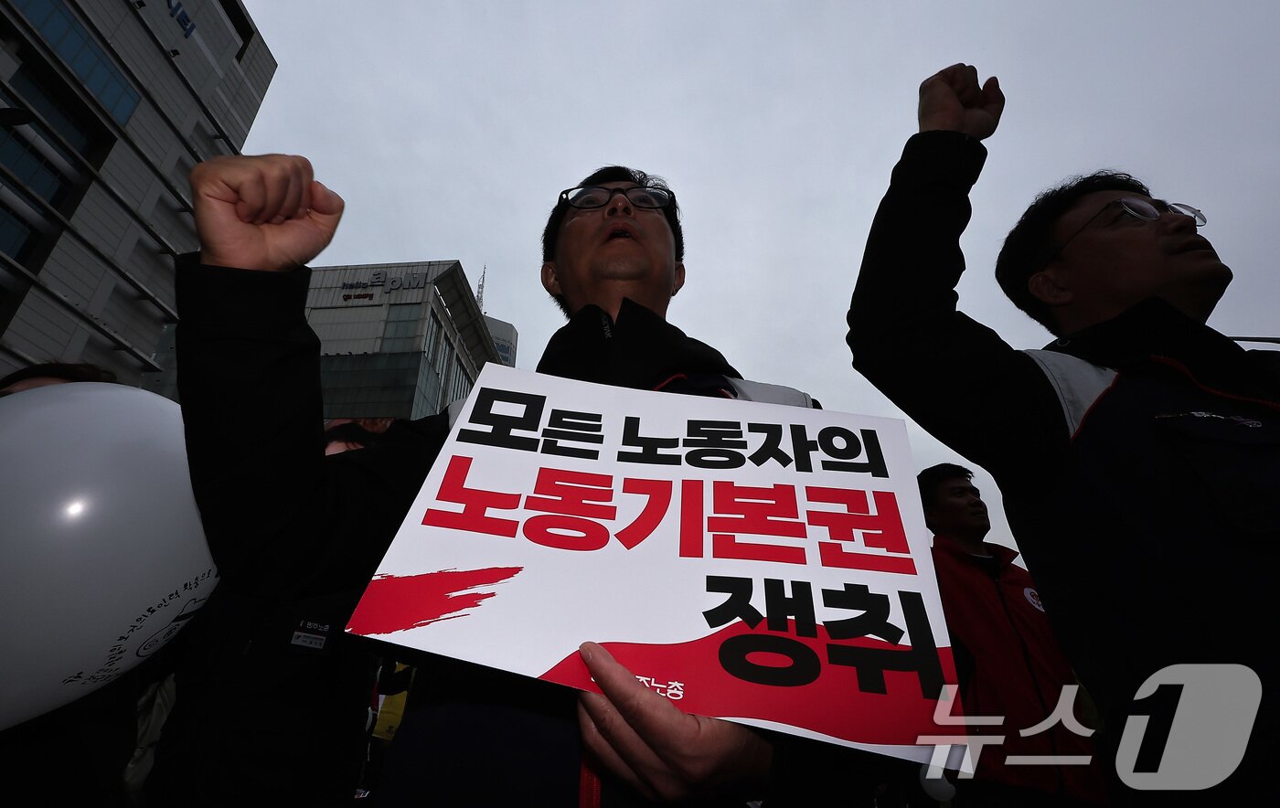 본문 이미지 - 8일 서울 중구 동대문디자인플라자&#40;DDP&#41; 인근에서 열린 민주노총 &#39;전태일 열사 정신계승 2025 전국노동자대회&#39;에서 한 참가자가 구호를 외치고 있다. 2025.11.8/뉴스1 ⓒ News1 김성진 기자