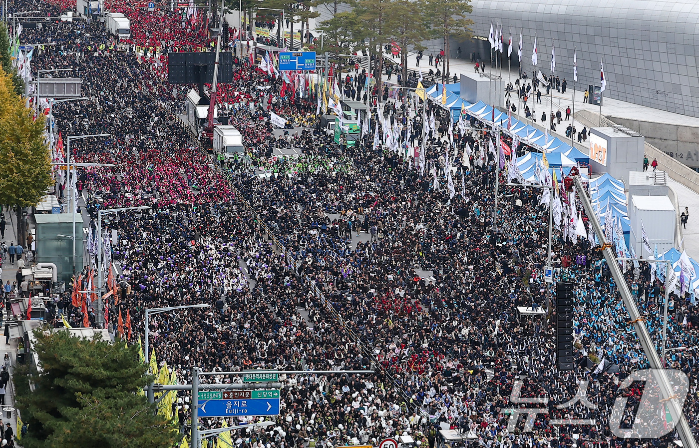 (서울=뉴스1) 김성진 기자 = 8일 서울 중구 동대문디자인플라자(DDP) 인근에서 민주노총 '전태일 열사 정신계승 2025 전국노동자대회'가 열리고 있다. 2025.11.8/뉴스 …