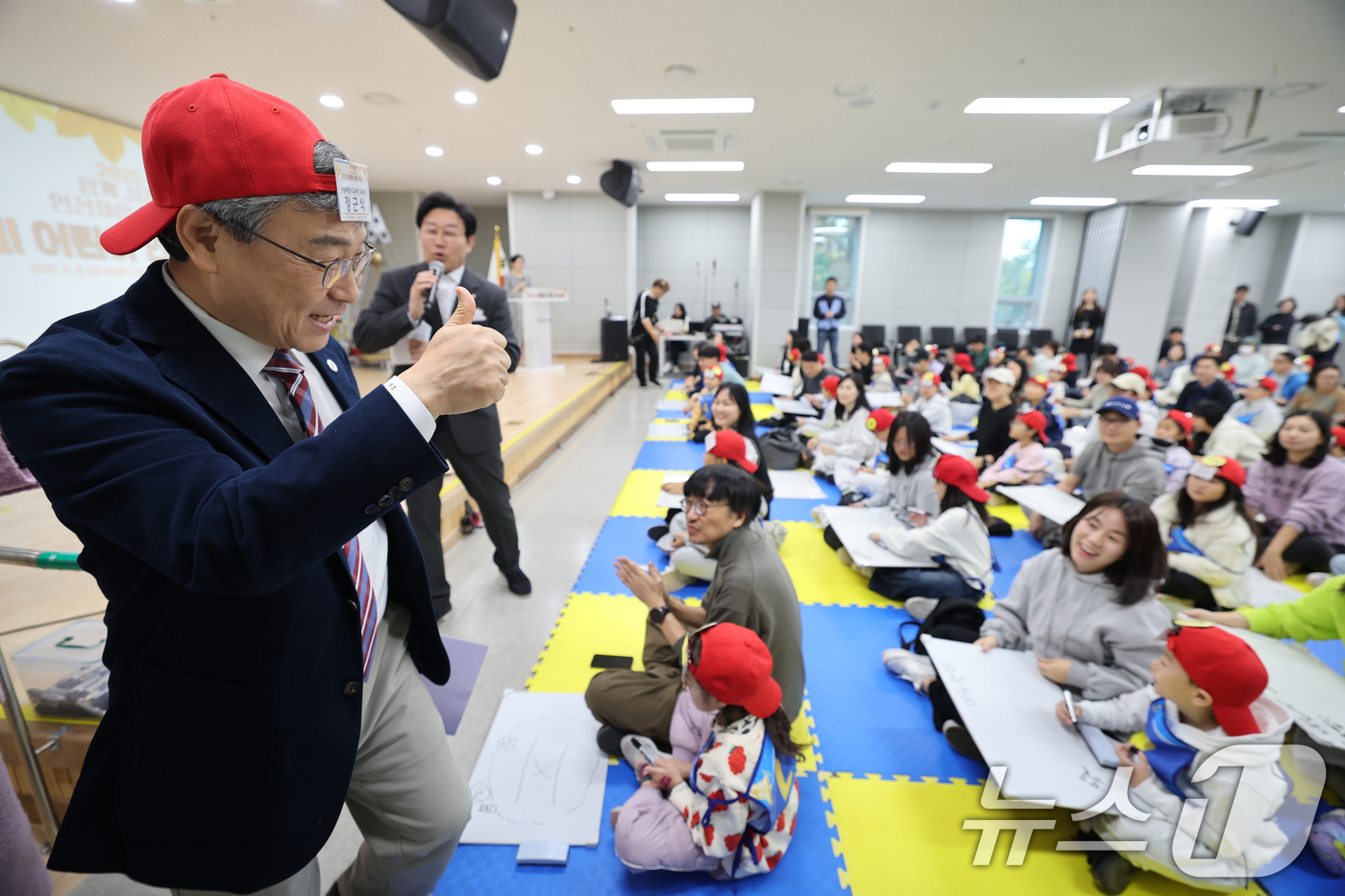 (서울=뉴스1) = 정근식 서울시교육감이 8일 서울 강서구 마곡안전체험관에서 열린 ‘2025 함께 실천 안전체험 한마당’에서 참석자들과 인사를 나누고 있다. 이번 행사는 재난 대응 …