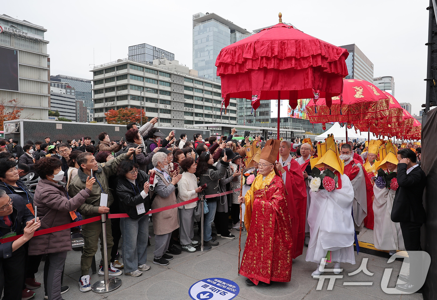 (서울=뉴스1) 김성진 기자 = 8일 서울 종로구 광화문광장에서 열린 2025 한국불교태고종 영산재 및 국제수계대법회 봉행에서 종사이운이 진행되고 있다. 2025.11.8/뉴스1