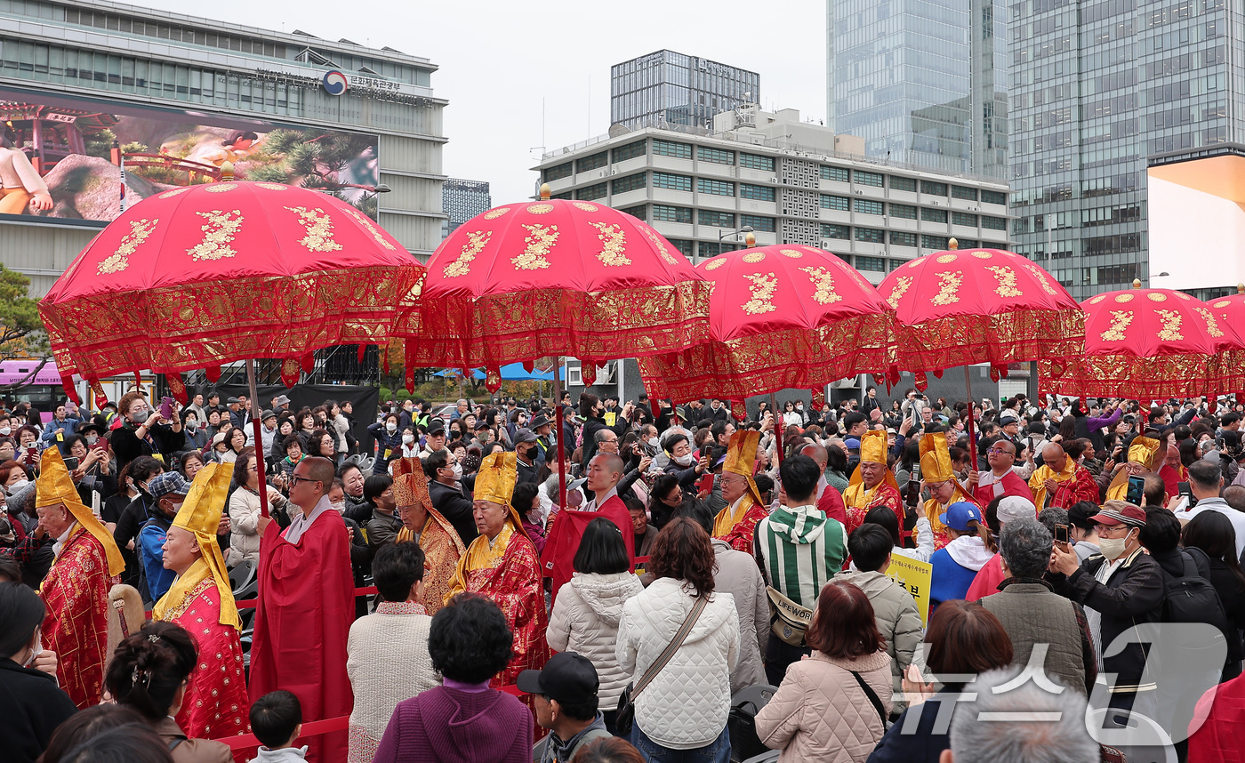 (서울=뉴스1) 김성진 기자 = 8일 서울 종로구 광화문광장에서 열린 2025 한국불교태고종 영산재 및 국제수계대법회 봉행에서 종사이운이 진행되고 있다. 2025.11.8/뉴스1