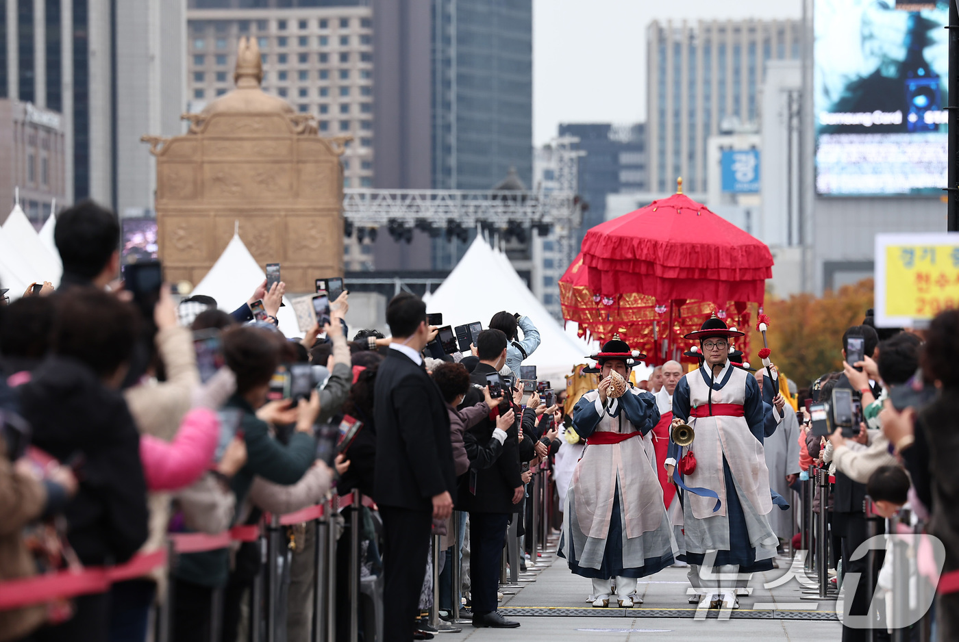 (서울=뉴스1) 김성진 기자 = 8일 서울 종로구 광화문광장에서 열린 2025 한국불교태고종 영산재 및 국제수계대법회 봉행에서 종사이운이 진행되고 있다. 2025.11.8/뉴스1