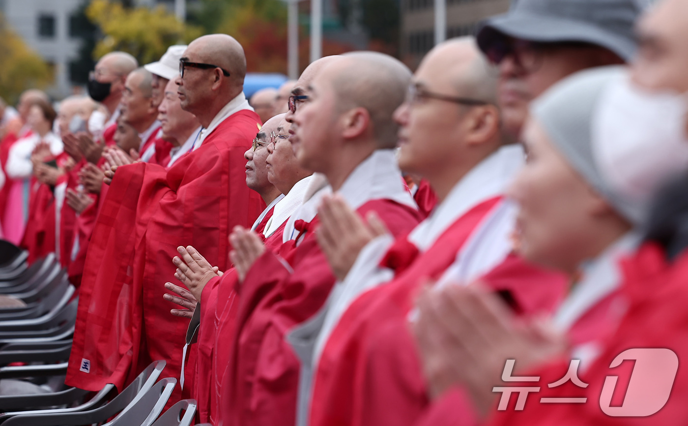 (서울=뉴스1) 김성진 기자 = 8일 서울 종로구 광화문광장에서 열린 2025 한국불교태고종 영산재 및 국제수계대법회 봉행에서 스님들이 합장을 하고 있다. 2025.11.8/뉴스1 …
