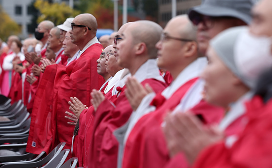 합장하는 스님들
