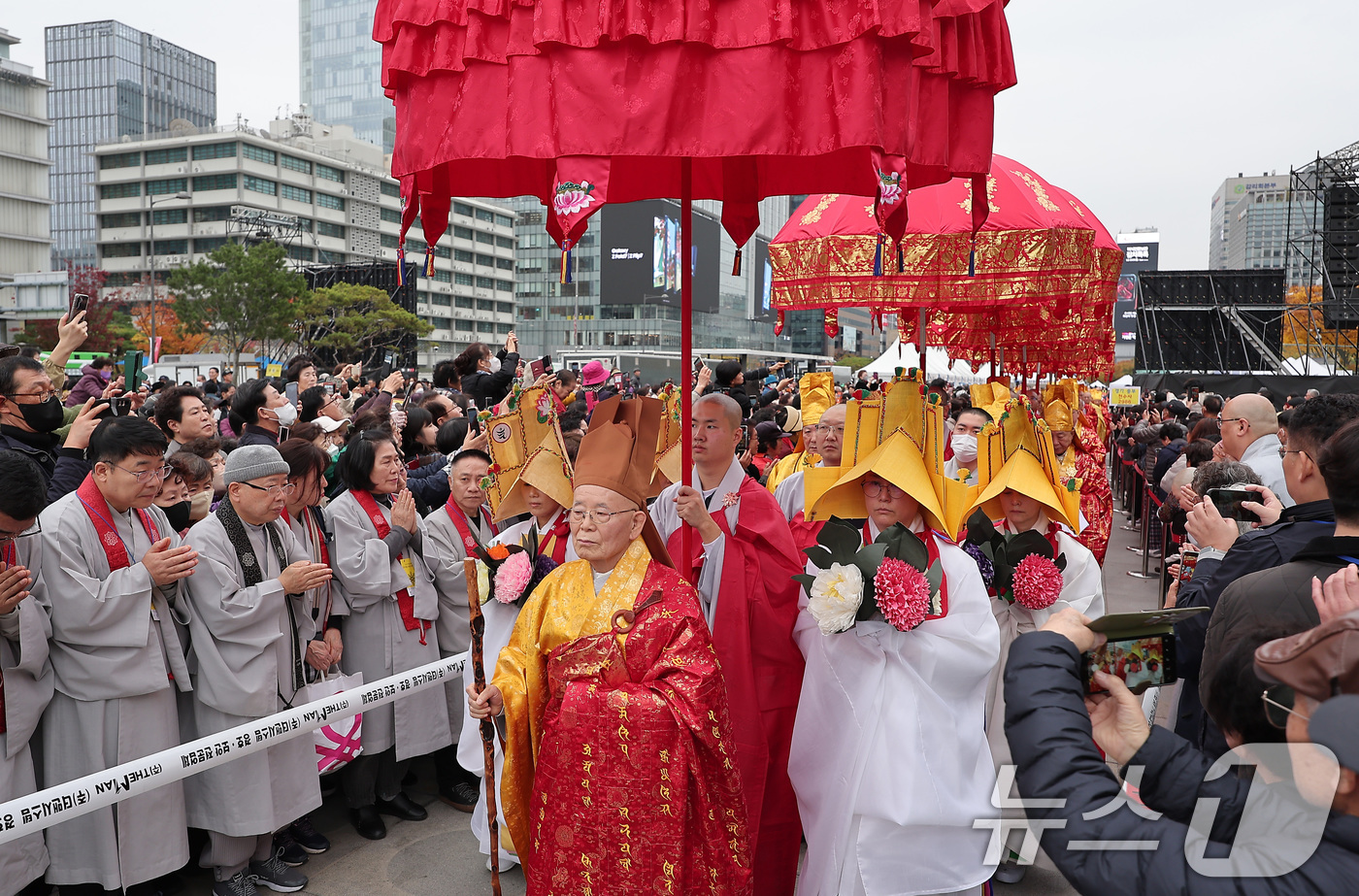 (서울=뉴스1) 김성진 기자 = 8일 서울 종로구 광화문광장에서 열린 2025 한국불교태고종 영산재 및 국제수계대법회 봉행에서 종사이운이 진행되고 있다. 2025.11.8/뉴스1